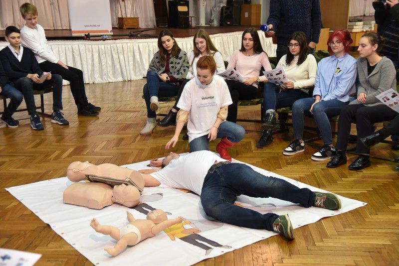 Mediciniștii instruiesc liceenii cum să acorde primul ajutor medical Mediciniștii instruiesc liceenii cum să acorde primul ajutor medical